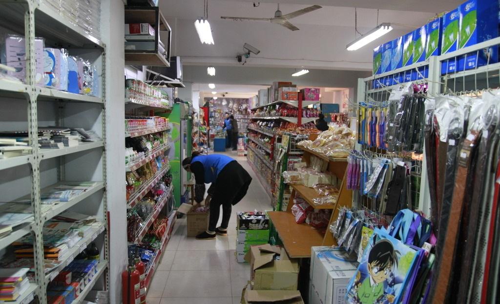 校園小賣鋪 承載幾代人記憶的“時(shí)光驛站”，為何在日用品銷售中悄然隱退？